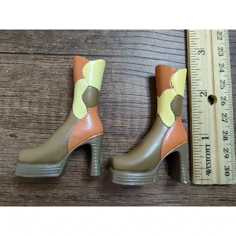 Bratz Doll Xpress It One Pair of Multi Toned Brown Heeled Boots Shoes Yellow Z29